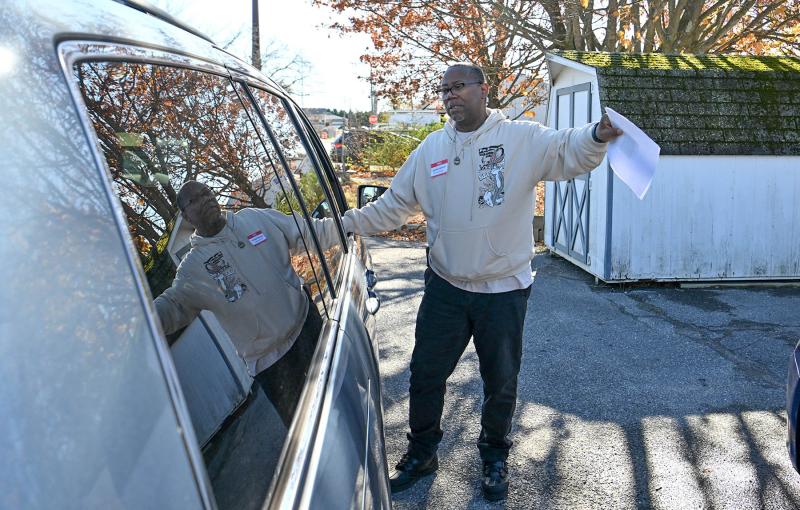 Unique Minds Changing Lives Food Program Coordinator Andree Mosley gives directions to get food boxes.