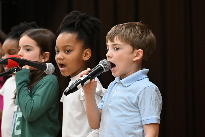 Olivia Kelly, 6, left and Jacob Wilgus, 6, of the Taylor Music Studio Youth Singers entertain banquet guests.