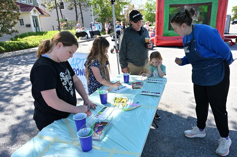 Hannah Lokken of Art Strong instructs fun painting with (l-r) Payton McKeon, 10; Morgan McKeon, 9; and James and Ashley Witherite, 5.