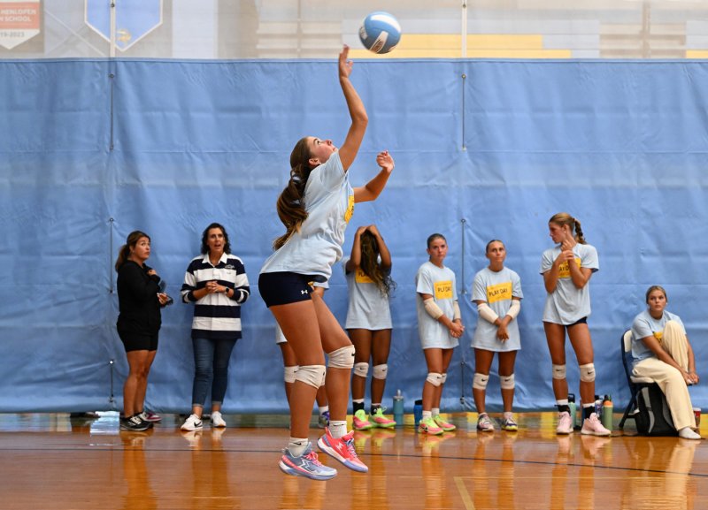 Junior Camilla Willis serves an ace.