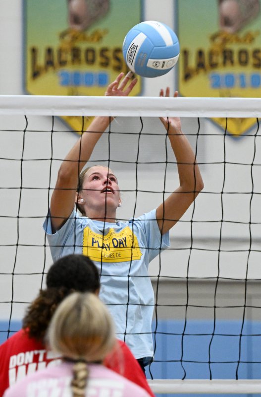 Senior Amalia Fruchtman taps over a kill against Conrad.