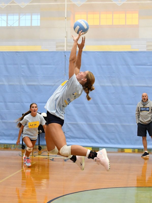 Senior Amalia Fruchtman makes a jump set to teammate Camilla Willis.