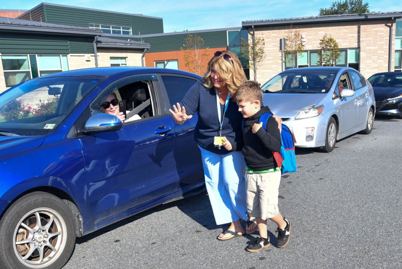 Stephanie Camac gets a last-second picture of her son being escorted by H.O.B. staff member Yvette Dennehy. DAN COOK PHOTO