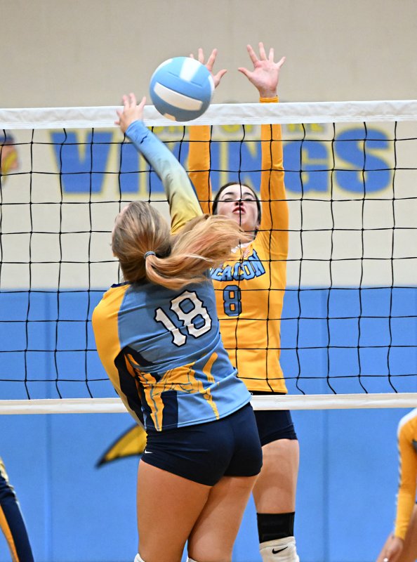 Beacon’s Gianna Tammaro, right, goes for a block on Mariner’s Delayne Vent.