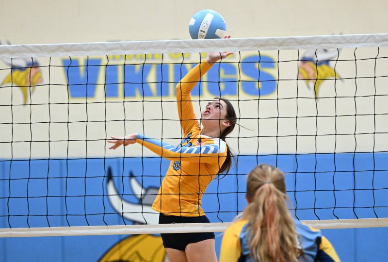 Beacon’s Gianna Tammaro slams a kill shot.