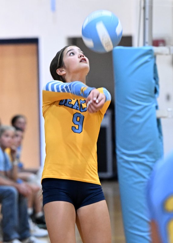 Beacon’s Arden MacPhee bumps a return.