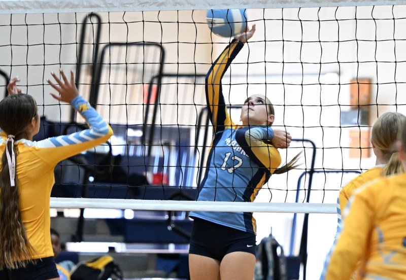 McKenzie Russell slams a kill for Mariner.