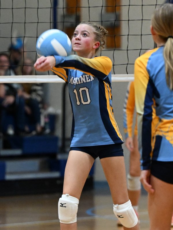 Mariner’s Katie Nauman bumps a return.