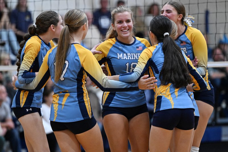 Delayne Vent, center, celebrates with her Mariner teammates.
