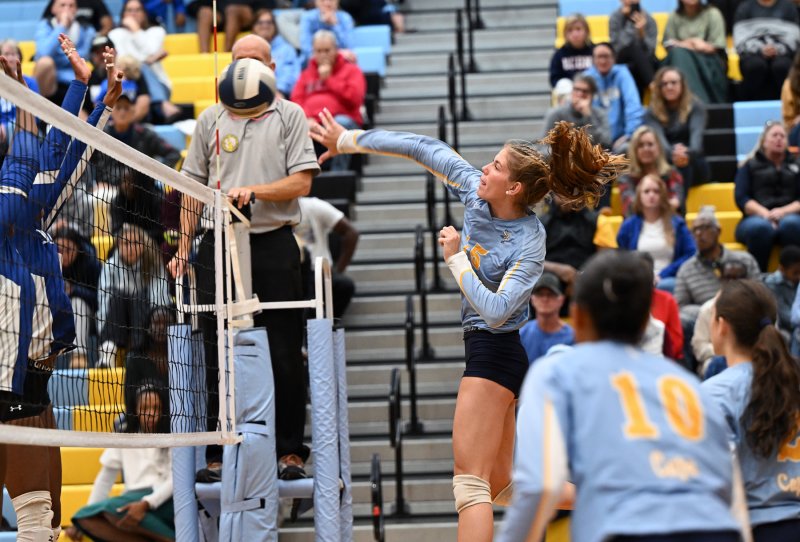 Senior Amalia Fruchtman slams a kill shot.