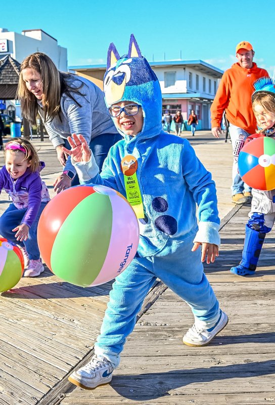 Bluey aka Owen Litwa, 4, bounces hsi beach ball during the event’s second heat. DAN COOK PHOTO