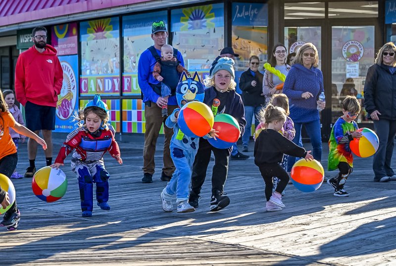 The start of the beach ball bounce. DAN COOK PHOTO