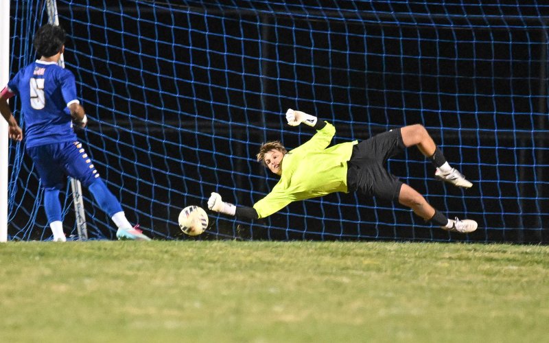 Cape keeper Anton Schierenberg stops a Central penalty kick.