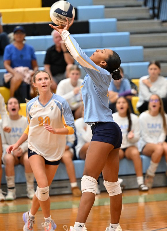 Journey McDaniel returns a serve.
