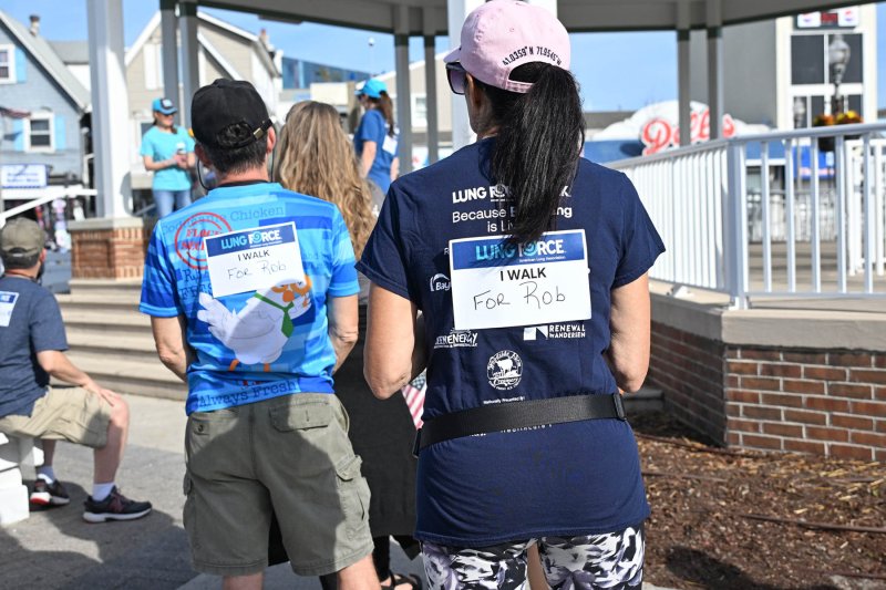 Walkers honor their loved ones lost to lung cancer.