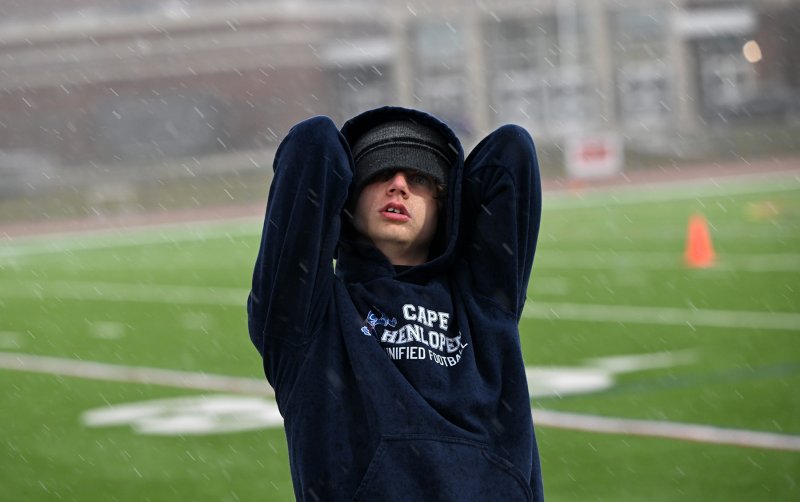 Despite the downpour, Xavier Zimmer awaits the call to go into the action.