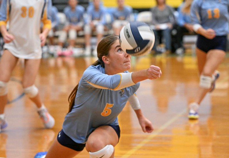 Cape junior Camilla Willis makes a diving dig.