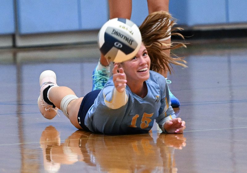 Senior Amalia	Fruchtman makes a diving play.