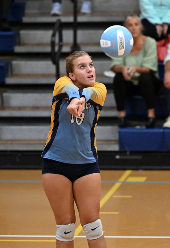 Delayne Vent bumps a return for Mariner.