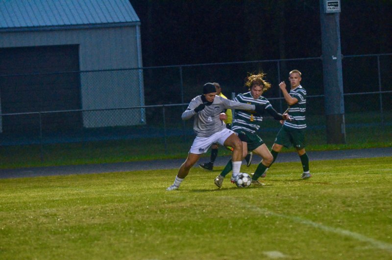Seahawks senior Ben Steimel made an impressive run from his center back position to the IR 18-yard box.