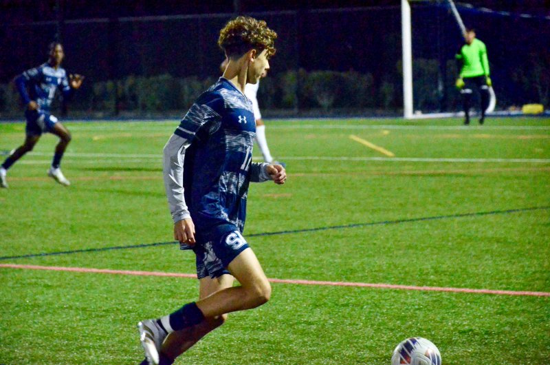 Seahawks freshman Alex Horner tries to turn the corner.
