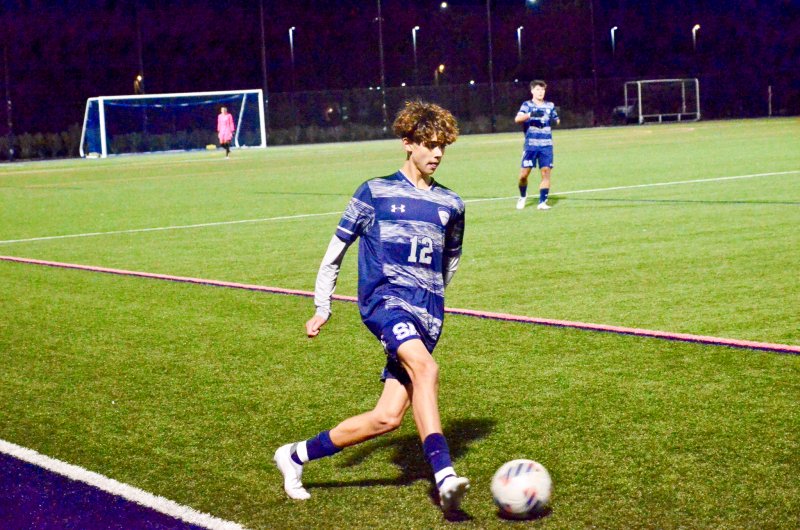 Seahawks freshman Alex Horner passes along the border.