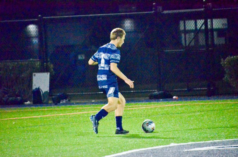 Seahawks junior Carson Klahr keeps the transfer going.
