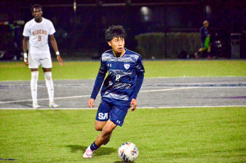 Seahawks senior Ruendi Ortiz-Santos looks up for options.