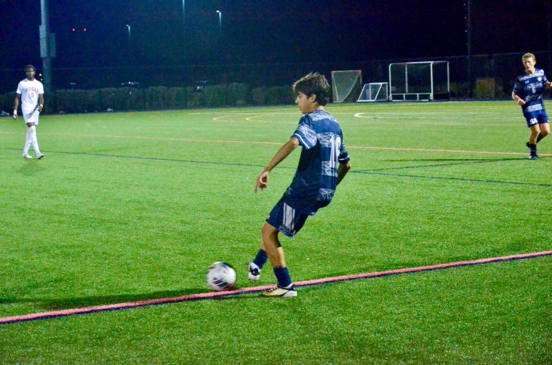 Seahawks sophomore Bodhi Williams passes the ball upfield.