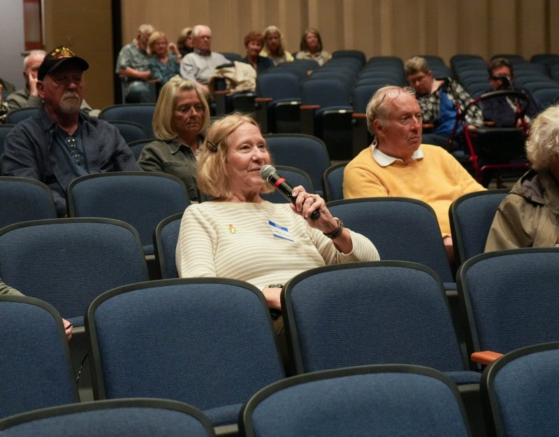 Denise Demback asks a question during one of the expert panel discussions. In the row directly behind her is Jon Bartels. Behind him are Daniel McEntire, left, and Susan McEntire.