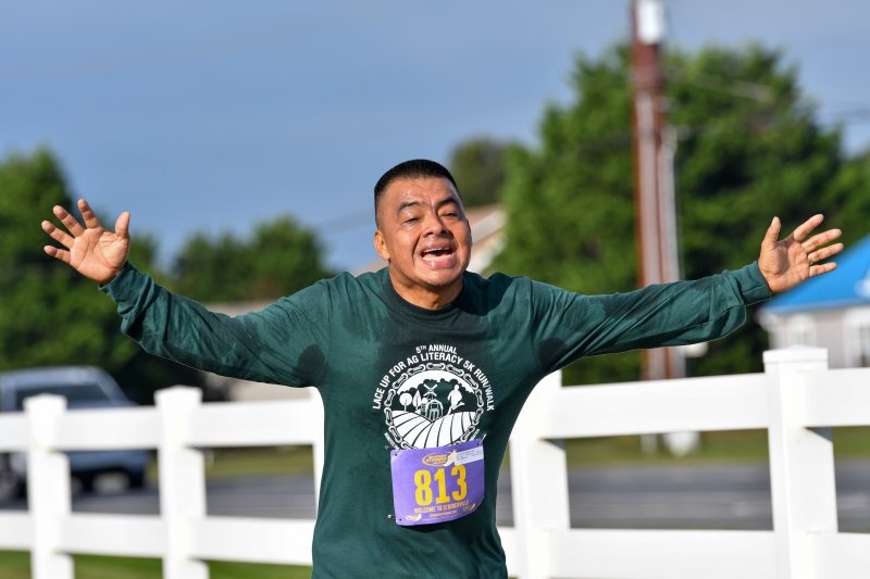 Sixto Juarez Hernandez crosses the line in 27:09.