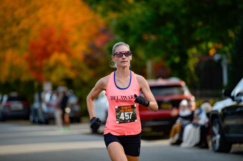Elizabeth Swierzbinski wins the women’s race in 17:48.