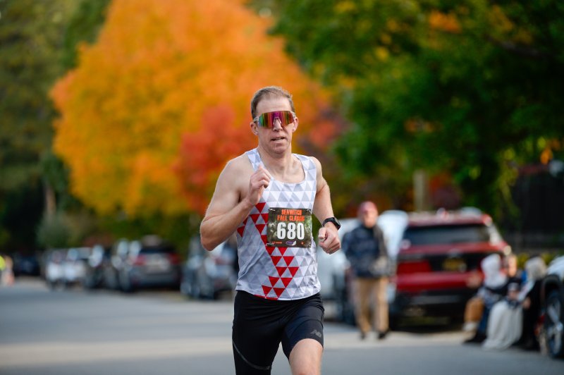 Mark Walchinsky wins the male masters title in 18:17.