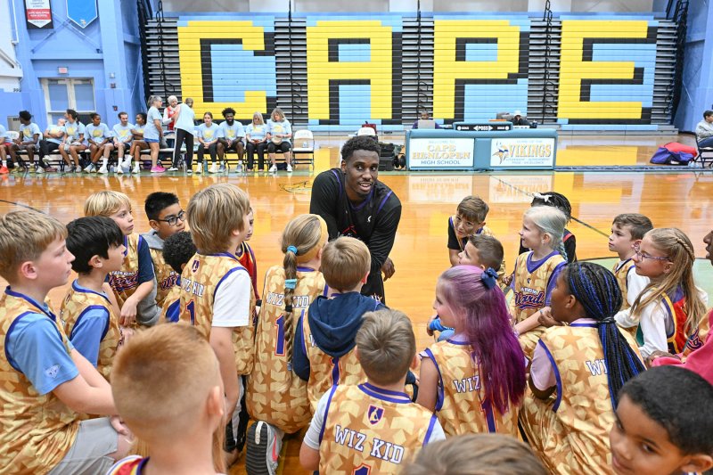 Harlem Wizard star Glitch speaks with the Wiz Kids before the event
