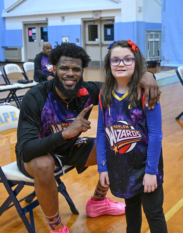 Sara Buckley, 8, gets her photo with her favorite Wizard “Just do It,” aka Deven Dorsett.