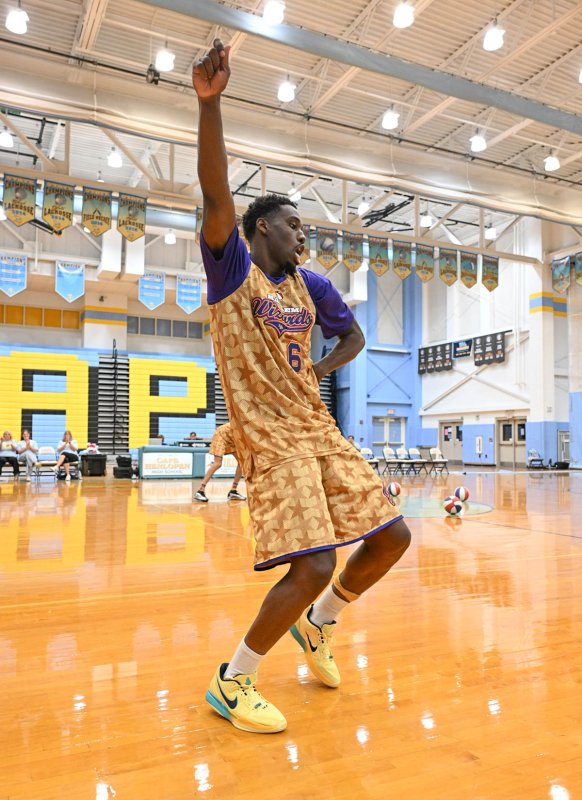 Wizard star “Glitch,” aka Bakari Copeland, gets down before the game.