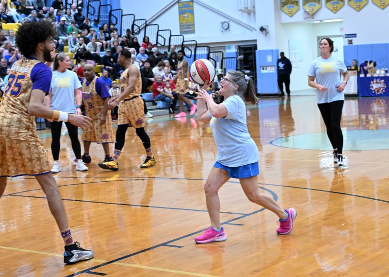 Crusaders guard Linda Sapienza dries to the hoop on Wizard center Sky-Rise.