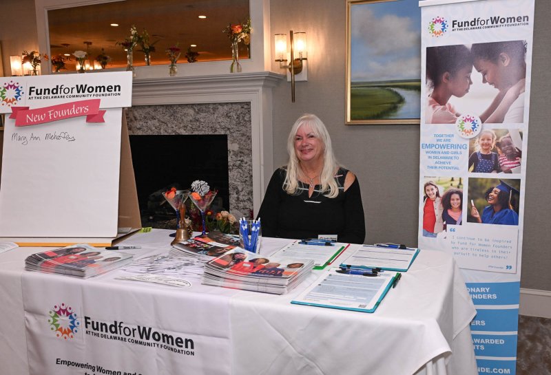 Founder Susan Rivers assists new Founders sign up.