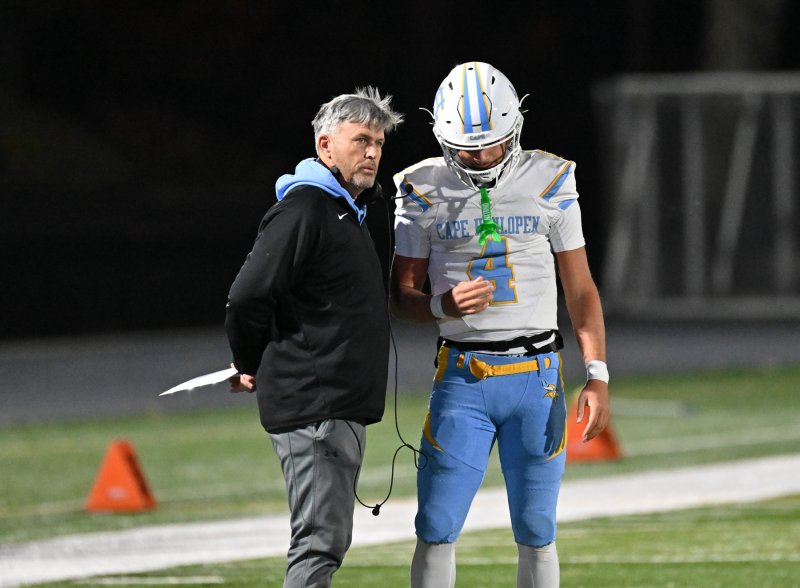 Cape head coach Chip Knapp goes over a play with junior quarterback Jameson Tingle.