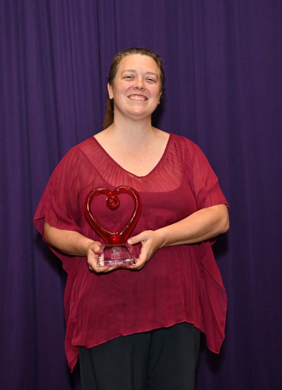 Jana Buttram receives the Hooch’s Heart Award.
