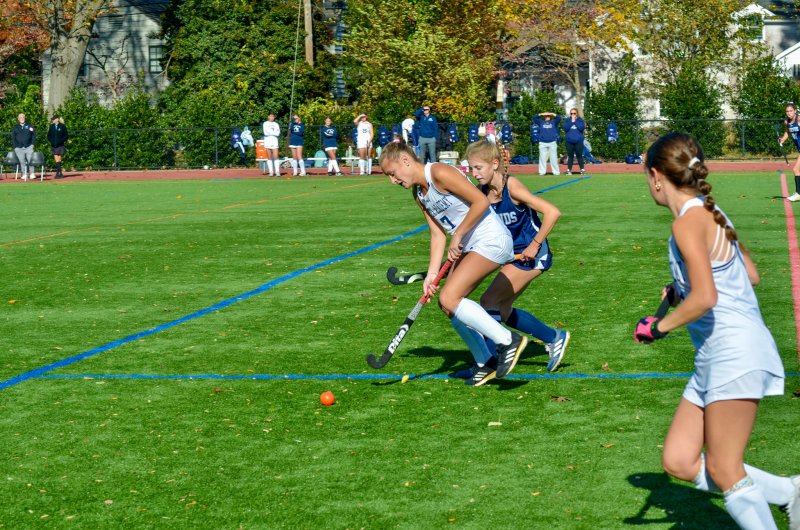 Seahawks junior Meredith Schiff runs past her defender.