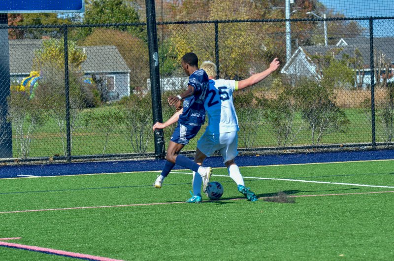 Cape senior Brenner Short battles with Seahawks senior Jesse Jean-Louis in the corner.