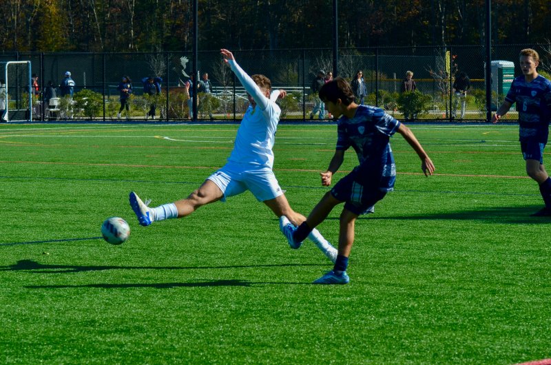 Cape junior Austin Tyndall stretches to try to get a foot on Bodhi Williams’ pass.