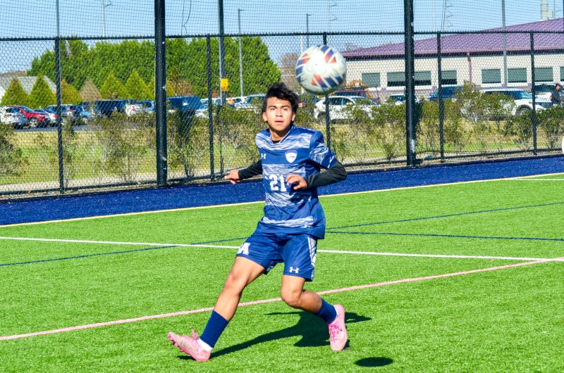 Seahawks junior Brandon Jaimes keeps his eye on the prize.