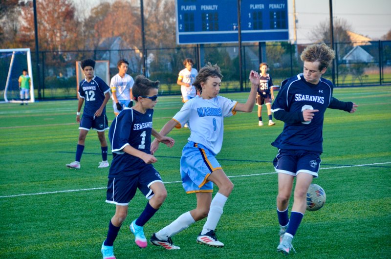Vikings eighth-grader Maurizio Retzlaff splits a pair of Seahawks.
