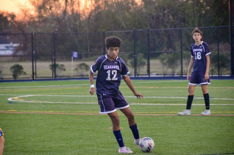 Seahawks eighth-grader Carson Figueroa begins to pass.