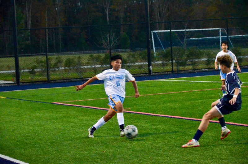 Mariner eighth-grader Bryan Puac-Escalante tries to beat the press.