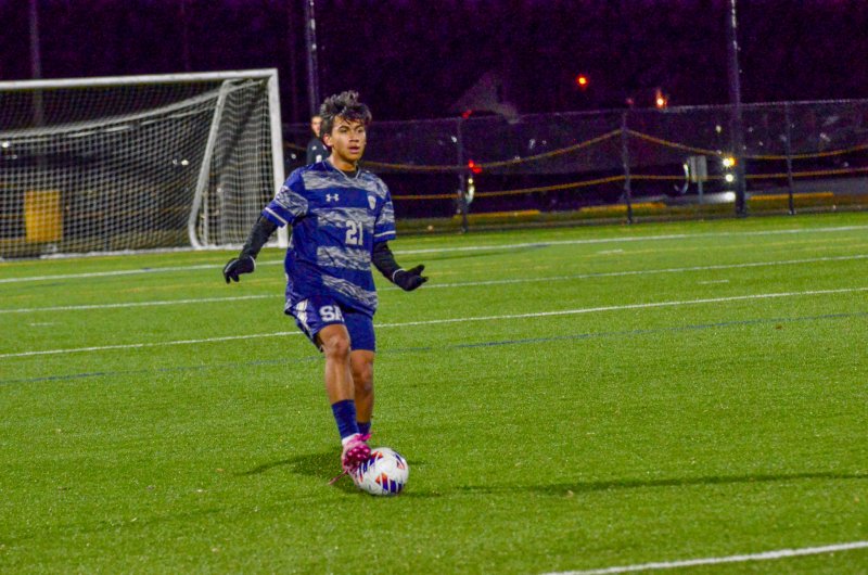 Seahawks junior Brandon Jaimes controls the ball.