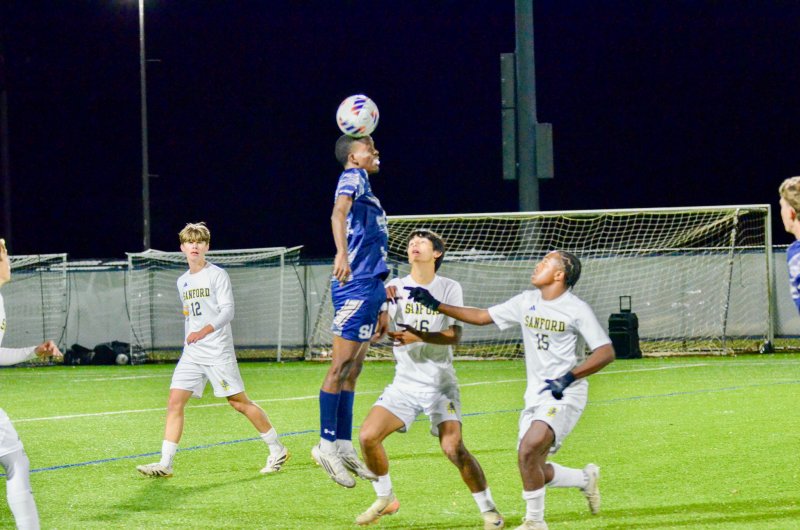 Seahawks senior Jesse Jean-Louis keeps a head up above the competition.