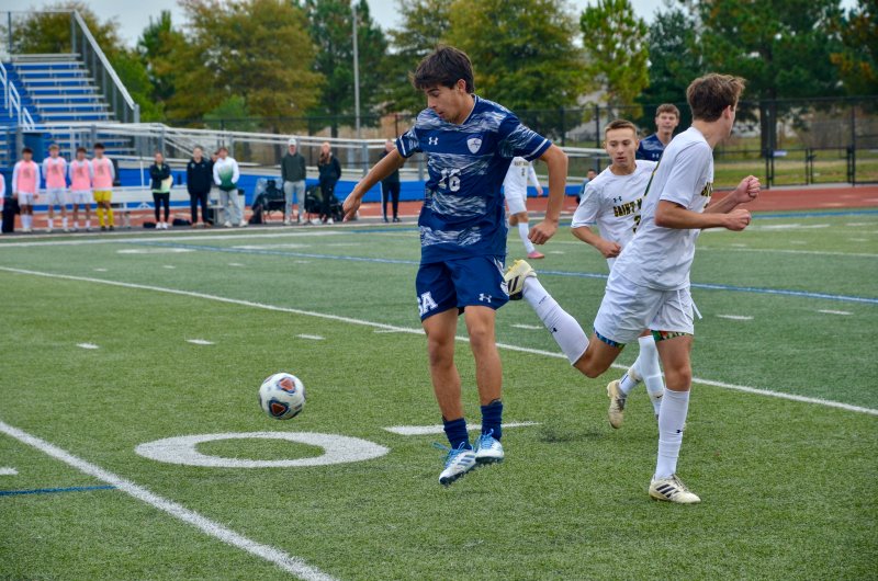 Seahawks sophomore Bodhi Williams levitates along with the ball.
